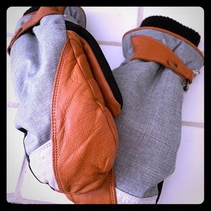 Gortex snow gloves. Leather/fabric. Snowboarding!